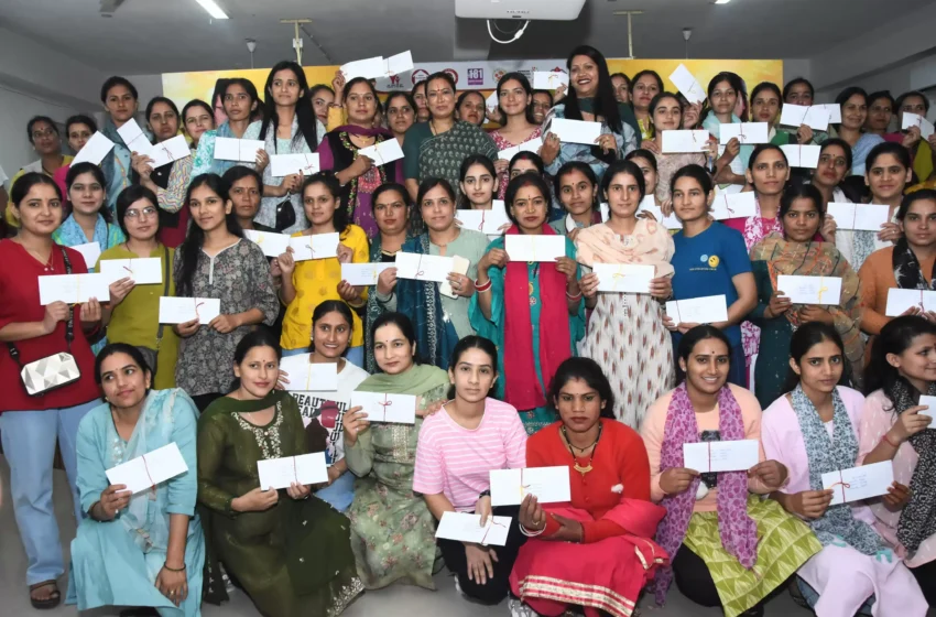  आंगनबाड़ी कार्यकर्ताओं और सहायिकाओं को नियुक्ति पत्र वितरित