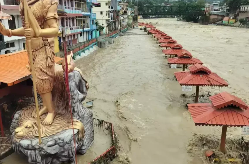  बागेश्वर में भारी बारिश के बाद सरयू नदी अपने रौद्र रूप में, दिखे वीडियो