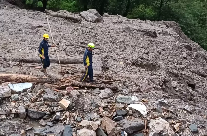 यमुनोत्री हाईवे पर सिलाई बैंड के पास फटा बादल, 8 से 9 मजदूर लापता, देखे वीडियो