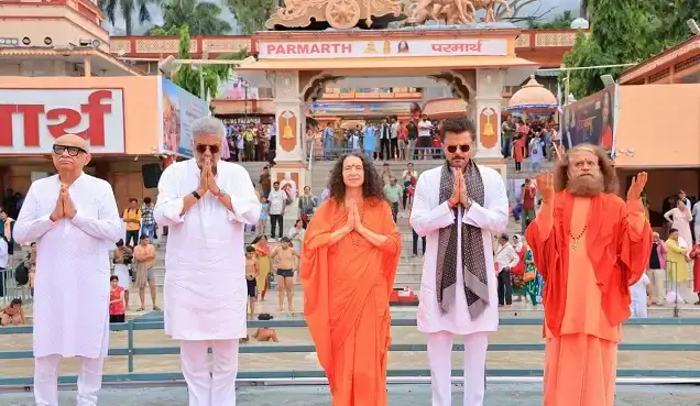  फिल्म अभिनेता अनिल कपूर और बोनी कपूर ने मां गंगा का किया पूजन