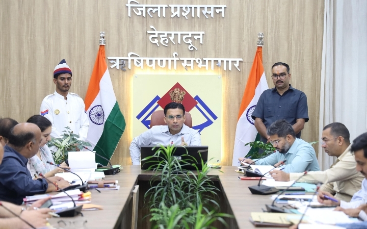  मा0 मुख्यमंत्री की घोषणा को सर्वोच्च प्राथमिकता पर रखें विभाग : डीएम