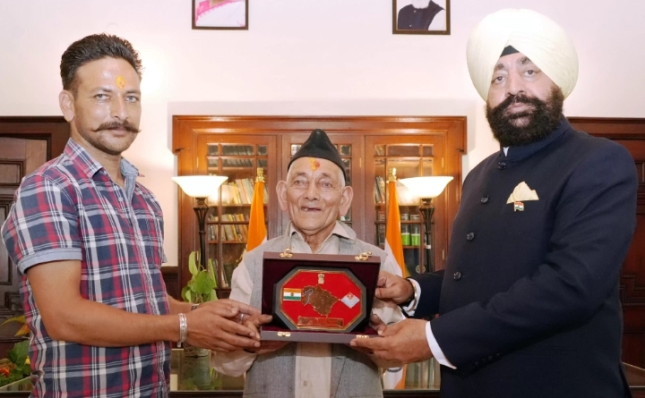  राज्यपाल ने ‘कीवी मैन’ सगत सिंह मेहरा को किया सम्मानित