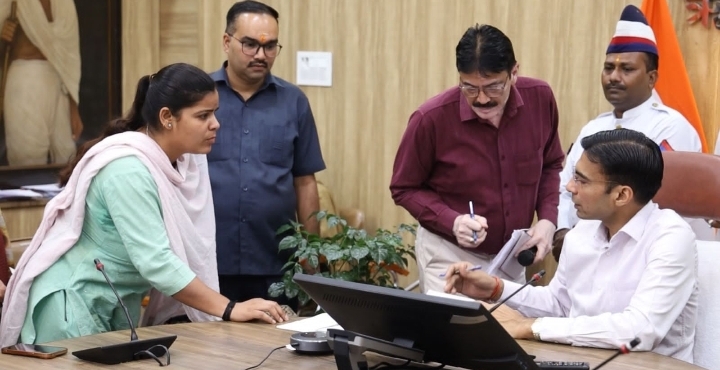  डीएम के गहन पर्यवेक्षण में एसडीएम कुमकुम ने दिया न्याय को अंजाम, बैंक ने लौटाए सम्पति के कागज; 15.50 लाख ऋण किया शून्य