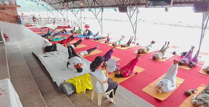  आयुर्वेद विभाग ने गंगा आरती के साथ त्रिवेणी घाट पर आयोजित किया योग शिविर, किया योगाभ्यास