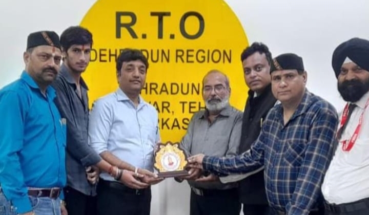  उत्तराखंड सामाजिक सम्मान सेवा ट्रस्ट ने संभागीय परिवहन अधिकारी श्री संदीप सैनी जी का सम्मान किया