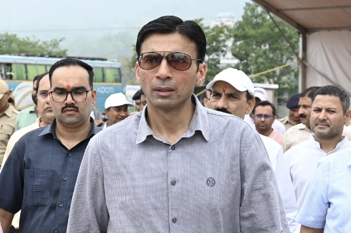  जनमानस, महिला, बुजुर्ग,बच्चों को नहीं रहने दे सकते जलमग्न;किसी भी हालत में ऋषिकेश शहर के जलभराव का करना ही है समाधान : डीएम