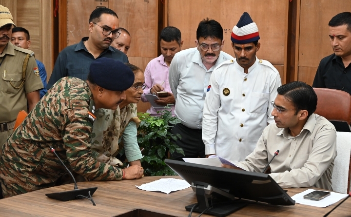  जिलाधिकारी सविन बसंल की अध्यक्षता में ऋषिपर्णा सभागार कलेक्टेªट में जनता दर्शन/जनसुनवाई का आयोजन किया गया