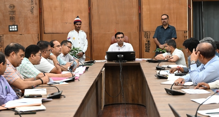  डीएम ने की स्वास्थ्य विभाग की समीक्षा, जनमन के सरकारी चिकित्सालय को सुविधायुक्त बनाने के दिए निर्देश