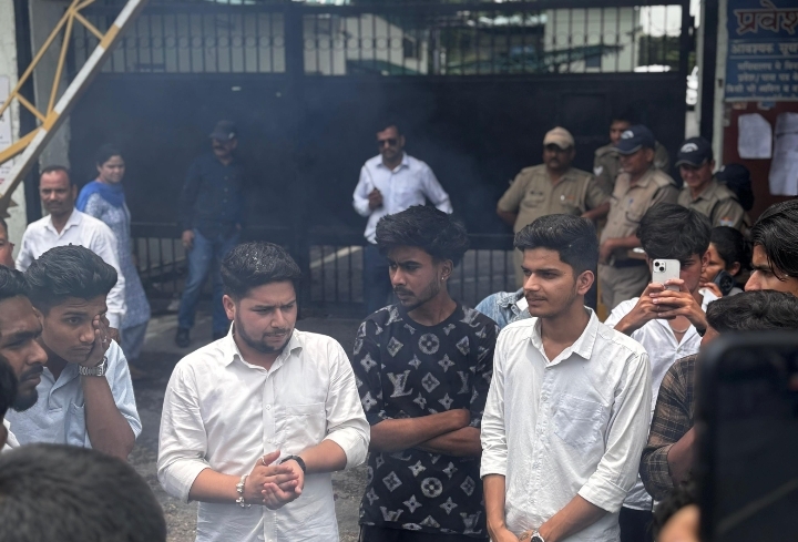  यू.टी.यू सॉफ्टवेयर घोटाले की जांच में शासन के ढुल मुल रवैये एवं कुलपति डॉ. ओमकार यादव के साथ तकनीकी शिक्षा सचिव, तकनीकी शिक्षा मन्त्री एवं राजभवन की मिली भगत एवं अंदर खाने लगातार सह दिए जाने से नाराज़ छात्रों ने किया सचिवालय का घेराव एवं तकनीकी शिक्षा सचिव के खिलाफ जमकर नारेबाजी और साथ ही शिक्षा सचिव रणजीत सिंह का पुतला जलाया