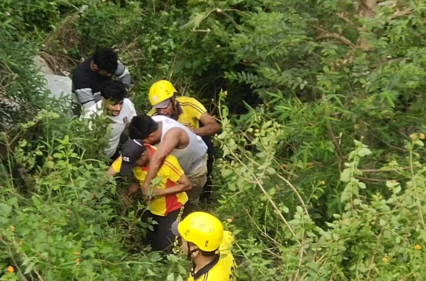  मसूरी में वाहन खाई में गिरा, दो युवक घायल