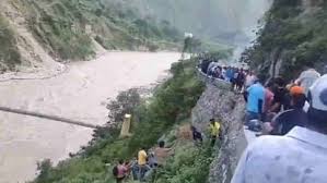  अलकनंदा में गिरा टेंपो ट्रैवलर, दो की मौत, कई लापता