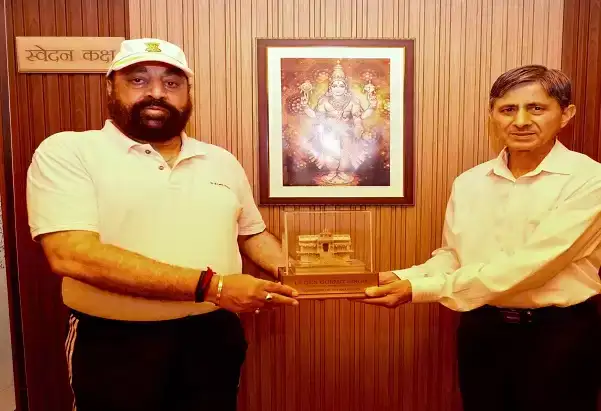  मर्म चिकित्सा विशेषज्ञ सुनील जोशी ने राज्यपाल से की भेंट