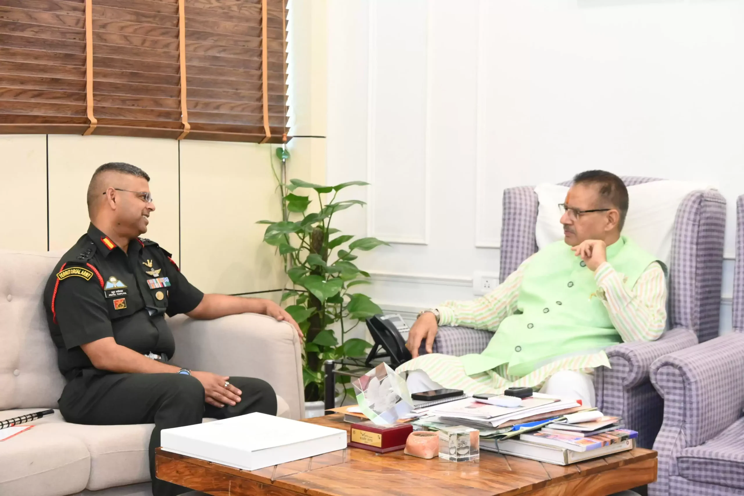  सैनिक कल्याण मंत्री से मिले इको गढ़वाल राइफल्स के कमान अधिकारी, हरेला पर्व को लेकर हुई चर्चा