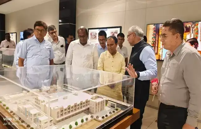  मंत्री धन सिंह ने विभागीय अधिकारियों के साथ सहकारी संस्थानों का किया भ्रमण