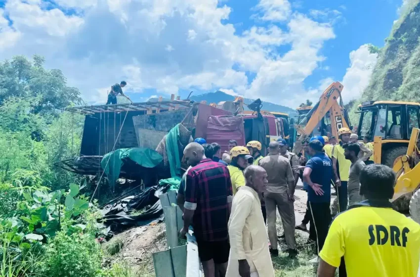  ऋषिकेश-गंगोत्री हाईवे पर कांवड़ियों से भरा ट्रक पलटा, तीन की मौत, 16 घायल