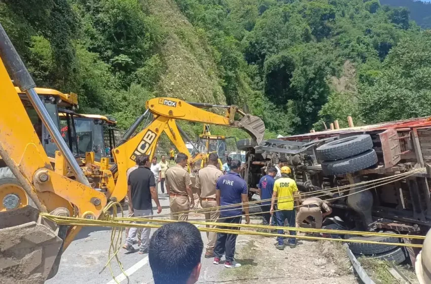  (अपडेट) ऋषिकेश-गंगोत्री हाईवे पर कांवड़ियों से भरा ट्रक पलटा, तीन की मौत, 19 घायल