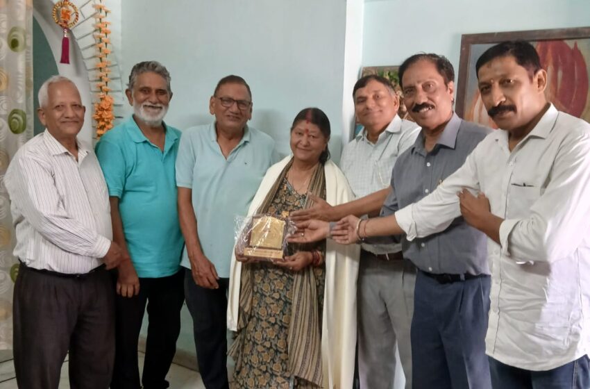  गढ़वाली कॉलोनी की भूमि अधिग्रहण आंदोलन में विशिष्ट सहयोग करने पर क्षेत्रीय विकास एवं समाजोत्थान समिति ने प्रधान श्रीमती शशि प्रभा रावत को सम्मानित किया