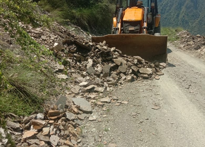  डीएम के निर्देश, कार्यदायी संस्था की जेसीबी, मशीनरी, मैनपावर ऑन स्पाट तैनात
