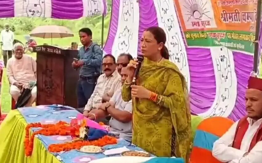  रेखा आर्या ने ताकुला में जिला पंचायत चुनाव प्रचार को दी गति