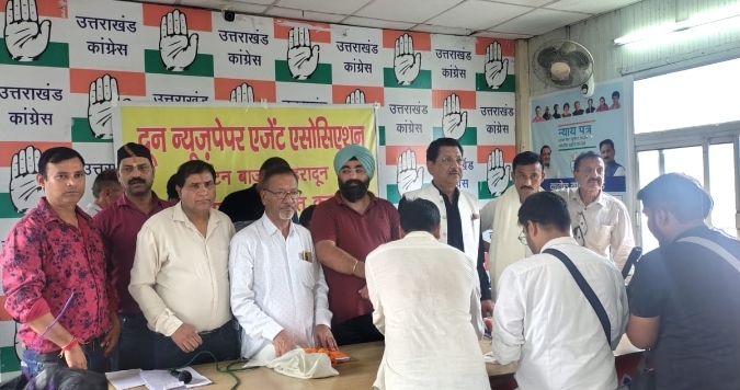  कांग्रेस श्रम प्रकोष्ठ के संयोजकत्व में श्रमिकों का सम्मान दो सौ हॉकर्स को भेंट किए रेनकोट