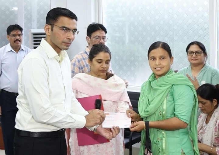  मा0 मुख्यमंत्री की प्रेरणा से रायफल फंड से 06 असहाय, निर्बल लोगों को आज डीएम ने प्रदान की 1.50 लाख की आर्थिक सहायता