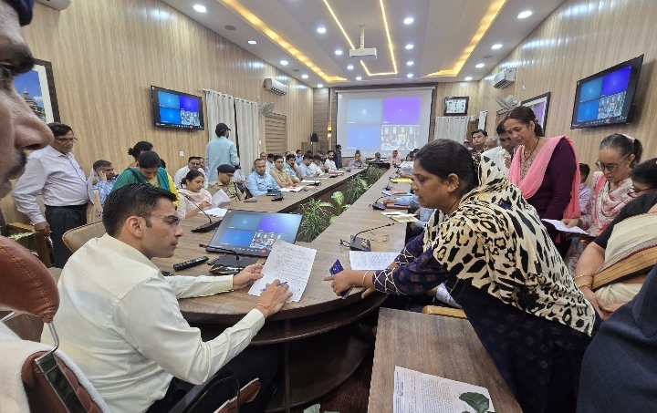  जिलाधिकारी सविन बसंल की अध्यक्षता ऋषिपर्णा सभागार कलेक्ट्रेट में जनता दर्शन/जनसुनवाई कार्यक्रम आयोजित किया