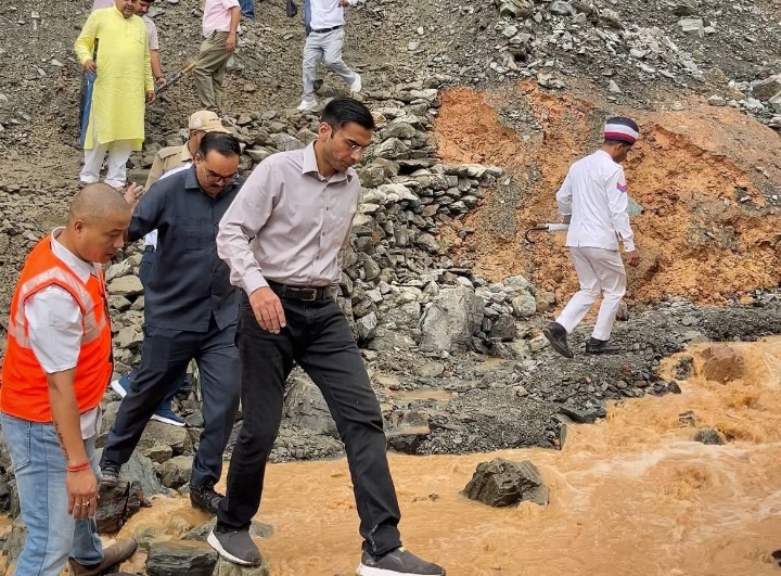  मा0 मुख्यमंत्री के निर्देश पर आपदाग्रस्त अंतिम गांव बटोली दौरे पर प्रथम पंक्ति में पहुचें डीएम