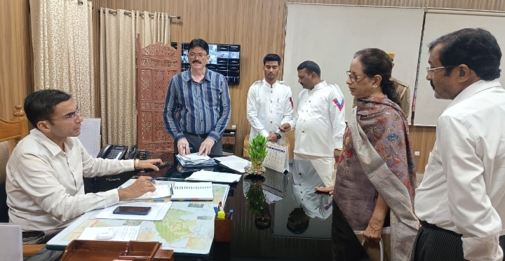  मा0 मुख्यमंत्री के निर्देशन में मनमानी करने वाले निजी स्कूलों पर लगाम लगाता जिला प्रशासन