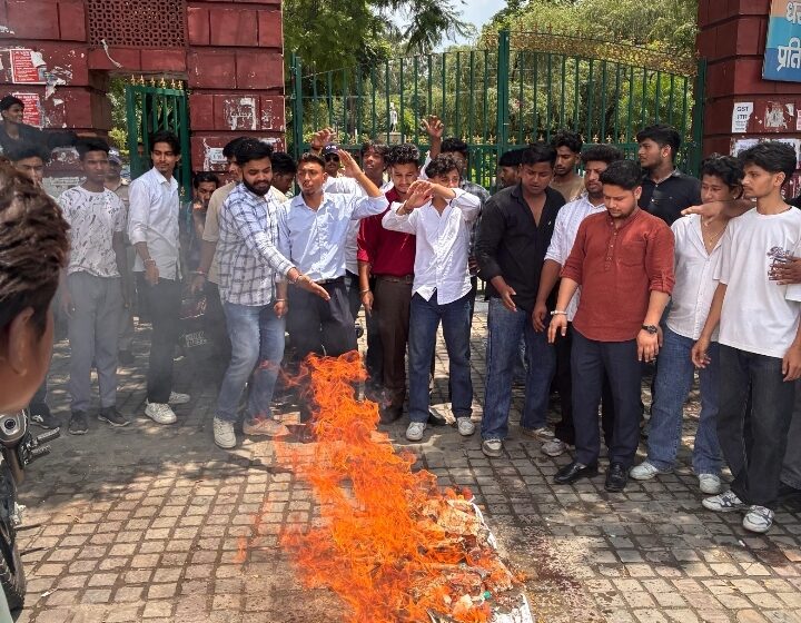  यू.टी.यू के कुलपति डॉ. ओमकार यादव,परीक्षा नियंत्रक डॉ. वी. के. पटेल,शिक्षा सचिव रणजीत सिन्हा एवं मंत्री सुबोध उनियाल की निकाली शव यात्रा