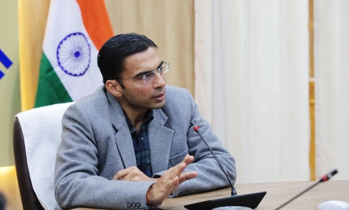  विधवा लाचार रेनू को मृतक आश्रित कोटा उसका अधिकार : डीएम