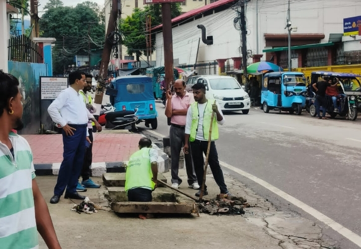  दून अस्पताल मार्ग पर सीवर चैंबर ओवरफ्लो त्वरित निस्तारण; अवैध पाईपलाइन बंद, मलबा-कचरा हटाकर सीवर व्यवस्था बहाल