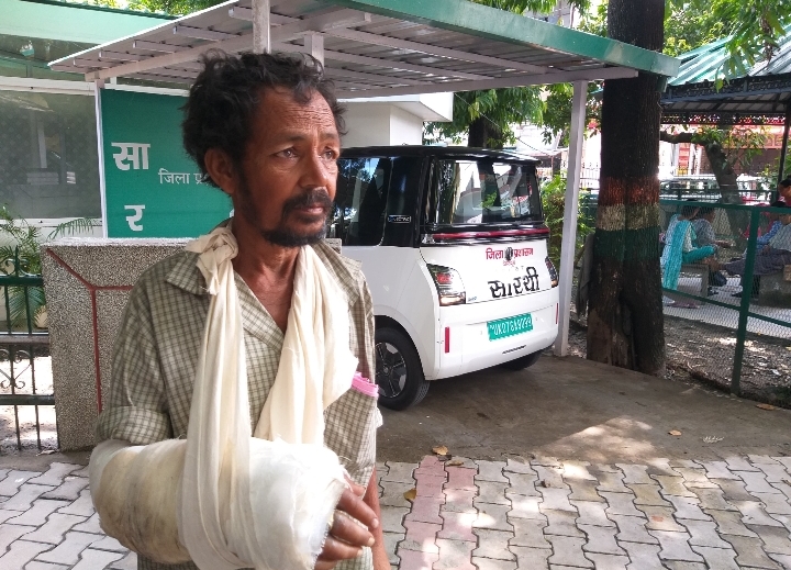  डीएम सविन ने एक बार फिर पेश की मानवता की मिसाल, असहाय, अनाथ और लाचार राजू को दिया सहारा