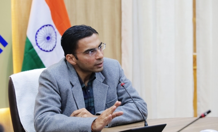  विशेषाधिकार का प्रयोग कर डीएम ने दोषी इंस्पेक्टर पिता का शस्त्र लाईसेंस किया निलम्बित; एसएसपी को असलहा जब्त करने के हुए आदेश