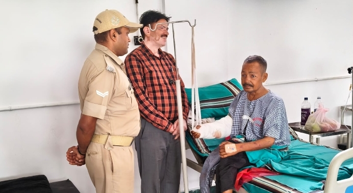  जिला प्रशासन की टीम ने हॉस्पिटल पंहुच जाना राजू का हाल