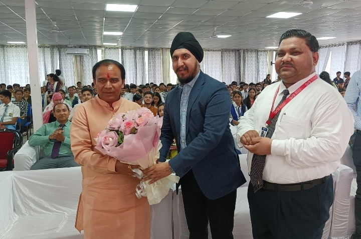  जी. आर. डी. में उच्च शिक्षा मंत्री श्री धन सिंह रावत ने किया मेधावी छात्रों का सम्मान