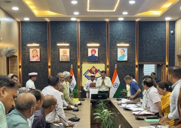  स्वतंत्रता संग्राम सेनानियों के उतराधिकारियों का इधर निवेदनः उधर बीच बैठक में ही डीएम के आदेश