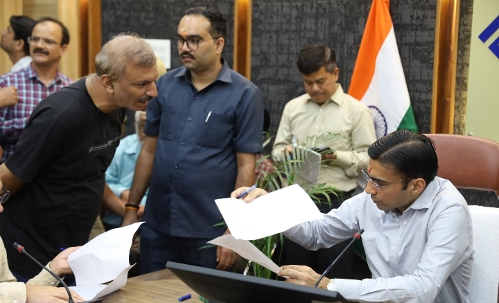  जिलाधिकारी सविन बसंल की अध्यक्षता ऋषिपर्णा सभागार कलेक्टेªट में जनता दर्शन कार्यक्रम का आयोजन किया गया