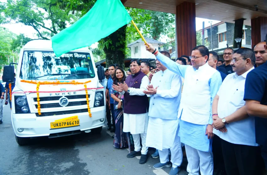  मुख्यमंत्री ने वातानुकूलित टैम्पो ट्रैवलर का किया फ्लैग ऑफ