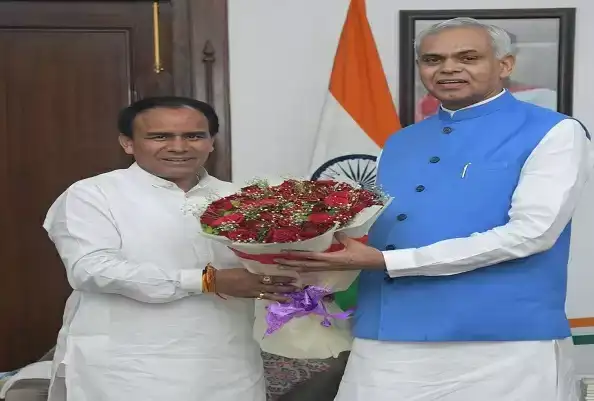  गुजरात के राज्यपाल से मिले मंत्री धन सिंह रावत, प्राकृतिक खेती व सहकारिता पर हुई चर्चा