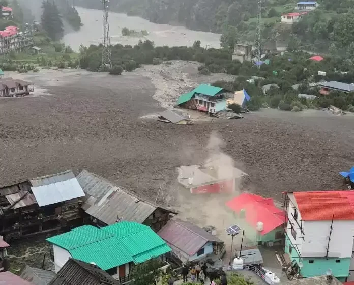  उत्तरकाशी के धराली में बादल फटने से तबाही, खीरगंगा में भीषण बाढ़ से 4 लोगों की मौत, कई लोगों के मलबे में दबने की आशंका, देखे वीडियो