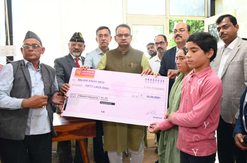  सैनिक कल्याण मंत्री ने मृत उपनल कार्मिक के परिजनों को साैंपा 50 लाख का चेक