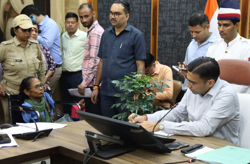  जिलाधिकारी सविन बसंल ने आज ऋषिपर्णा सभागार में जनता दर्शन कार्यक्रम में जन समस्याएं सुनी