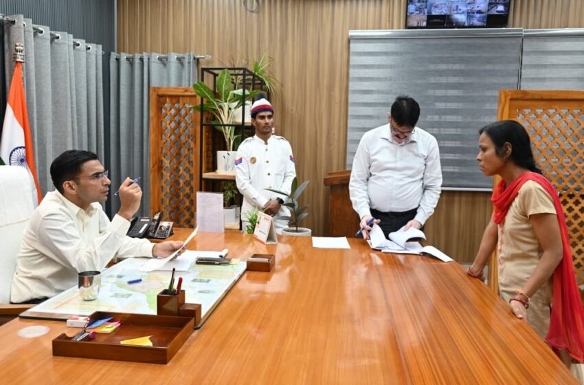  मा0 मुख्यमंत्री की प्रेरणा से व्यथित असहायों के आंसू पोछते डीएम सविन; ऋण माफी से लेकर शिक्षा, न्याय, उपचार तक