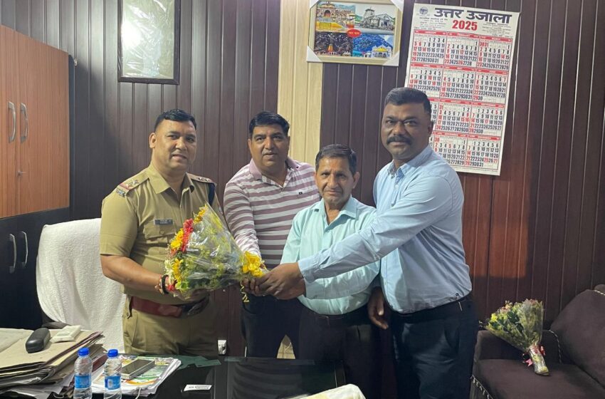  शिवलोक विकास समिति द्वारा रायपुर थाना प्रभारी गिरीश नेगी को किया सम्मानित