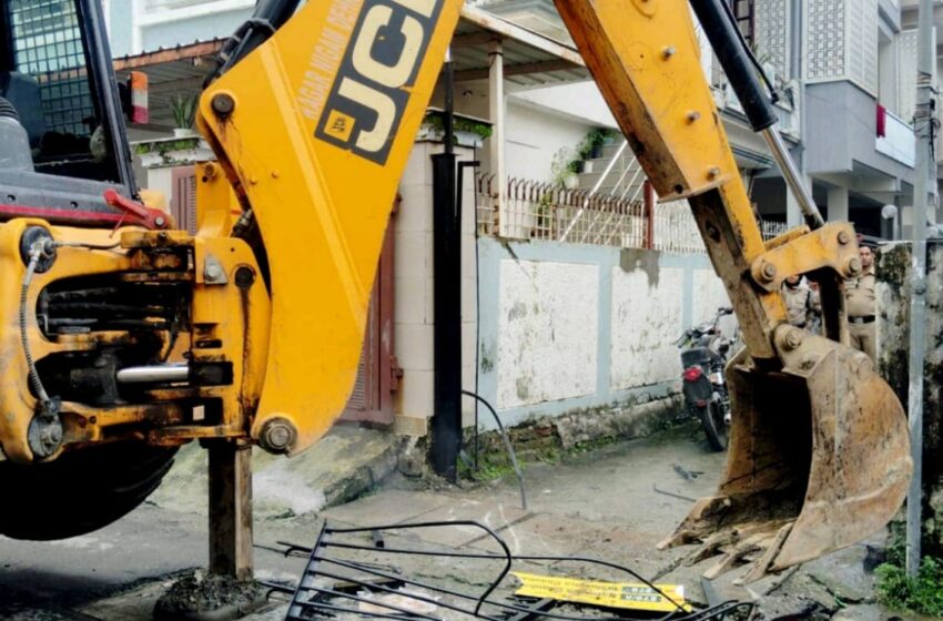  अतिक्रमण कर रोड पर बनाया गेट; प्रशासन ने किया ध्वस्त; डीएम जनदर्शन में आई थी शिकायत