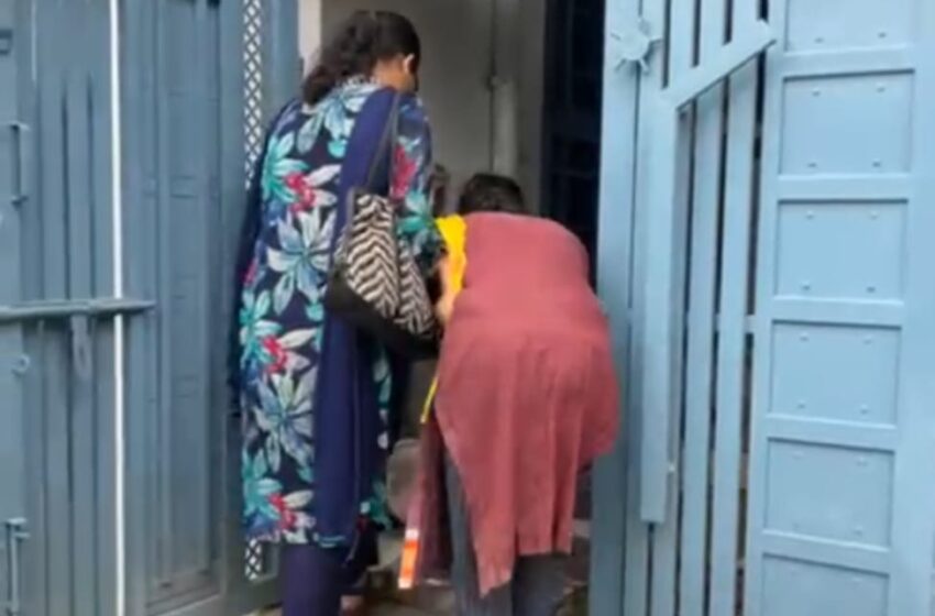  बेसुध हालत में राह में पड़ी महिला को जिला प्रशासन से सकुशल पंहुचाया घर