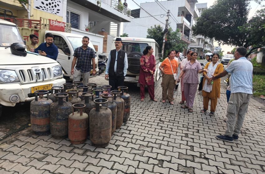  डीएम के निर्देश अवैध गैस रिफिलिंग की शिकायत पर जिला प्रशासन की छापेमारी