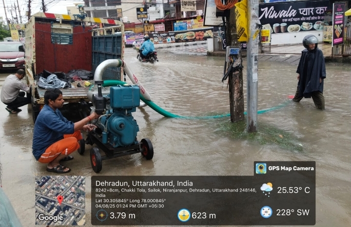  माता मंदिर रोड, जोगीवाला, प्रिंस चौक एवं आईटीबीपी रोड पर डी-वाटरिंग पंप की मदद से की गई निकासी