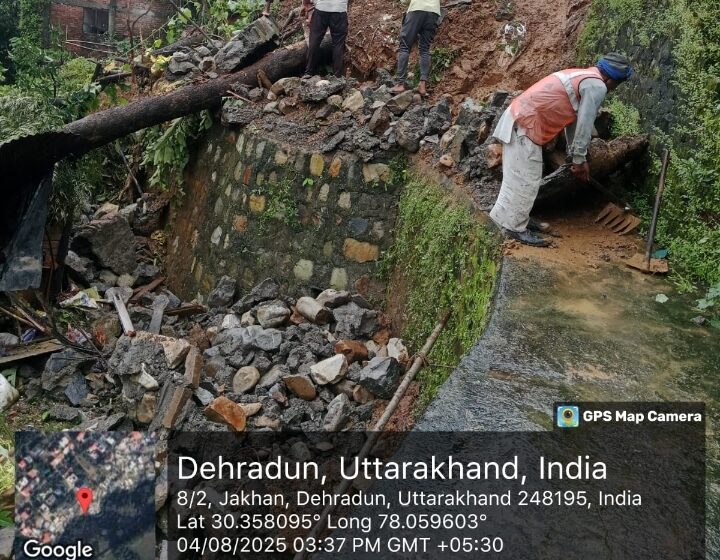  बारिश के कारण तीन स्थानों पर उखड़े पेड़, मसूरी पानी वाला बैंड पर मलबा हटाकर लोनिवि ने खोली सड़क