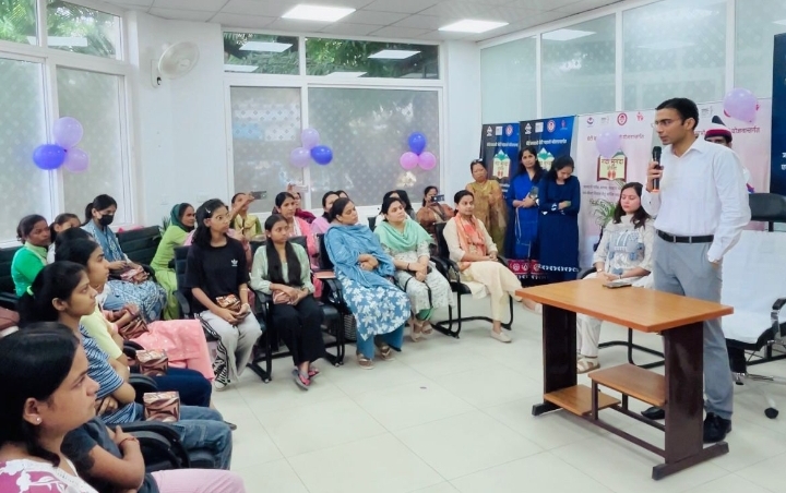  डीएम ने आज फिर 18 असहाय, निर्धन एवं जरूरतमंद बेटियों की स्कूल फीस के लिए प्रदत्त किए 6.17 लाख की धनराशि